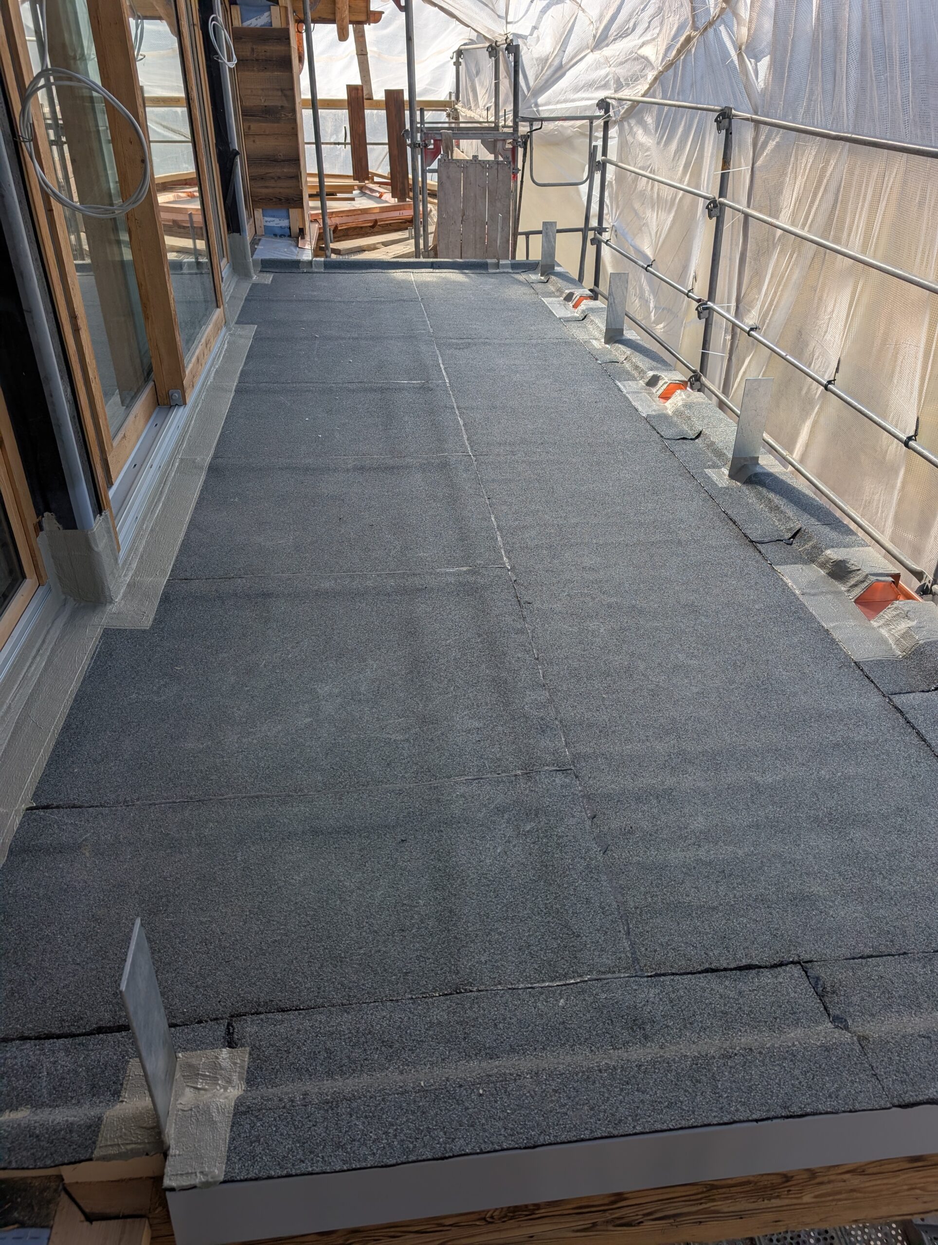 Restauro conservativo di un tetto storico con materiali tradizionali e tecniche moderne