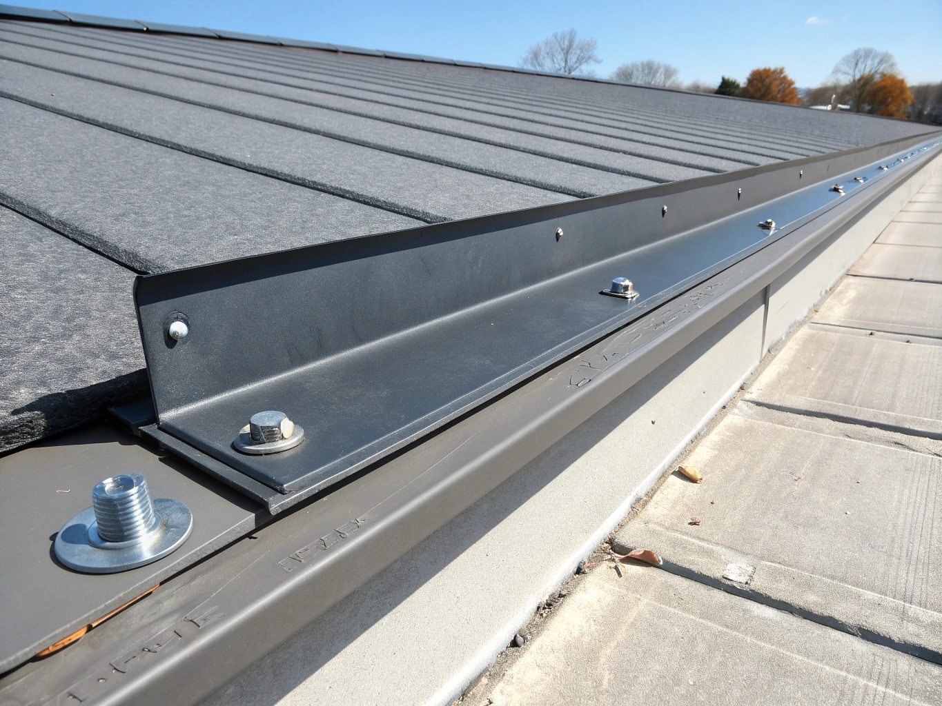 Dettaglio delle finiture di lattoneria e sigillature di precisione svizzera